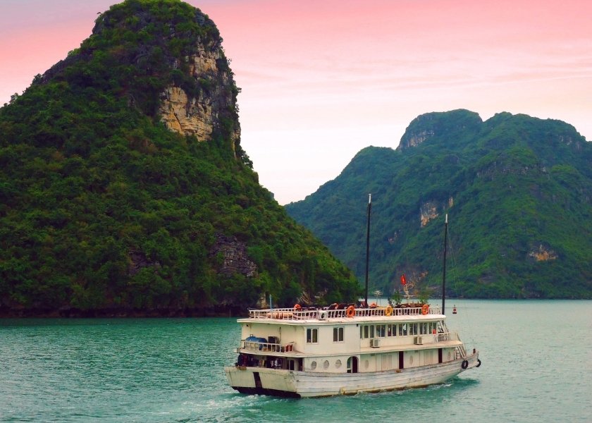 Lan Ha Bay is a peaceful and quiet place, unlike the bustling Ha Long Bay.