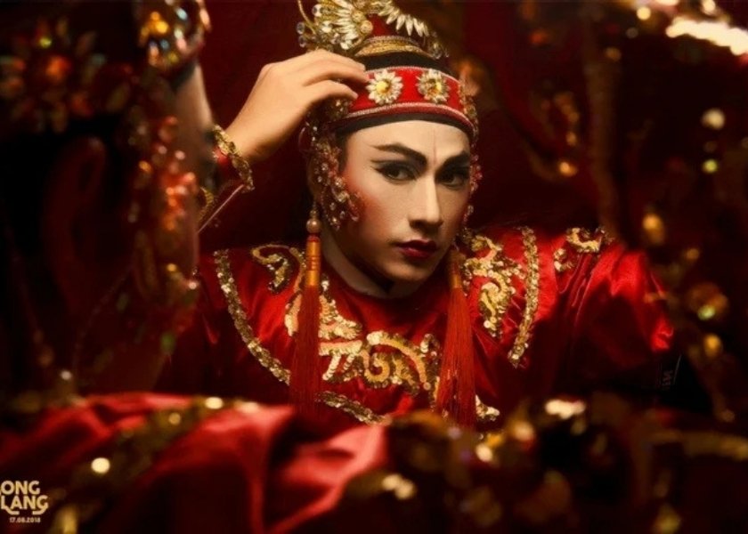 The film carefully reconstructs the world of the ancient Cải Lương stages of South Vietnam