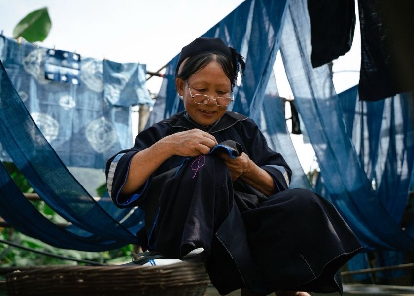 The traditional clothing of the Nung people in Cao Bang consists of garments woven from indigo-dyed fabric.