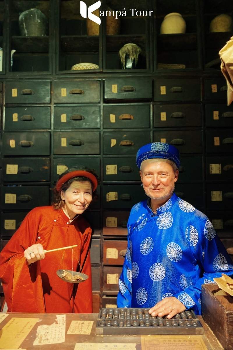 Kampá Tour customers experience Vietnamese traditional clothing at the Fito Museum.