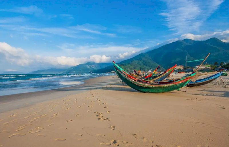 pescar en playa de lang co en hue vietnam