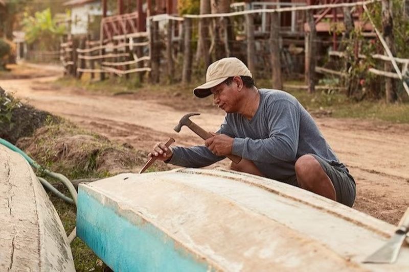 gente local en laos al lado de rio mekong