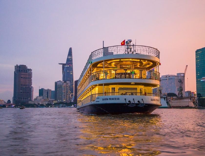 A luxurious dinner on a cruise ship in Ho Chi Minh City.
