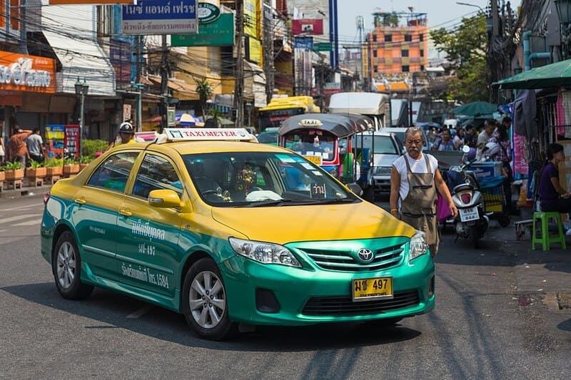 llegar a mercado del tren bangkok en taxi
