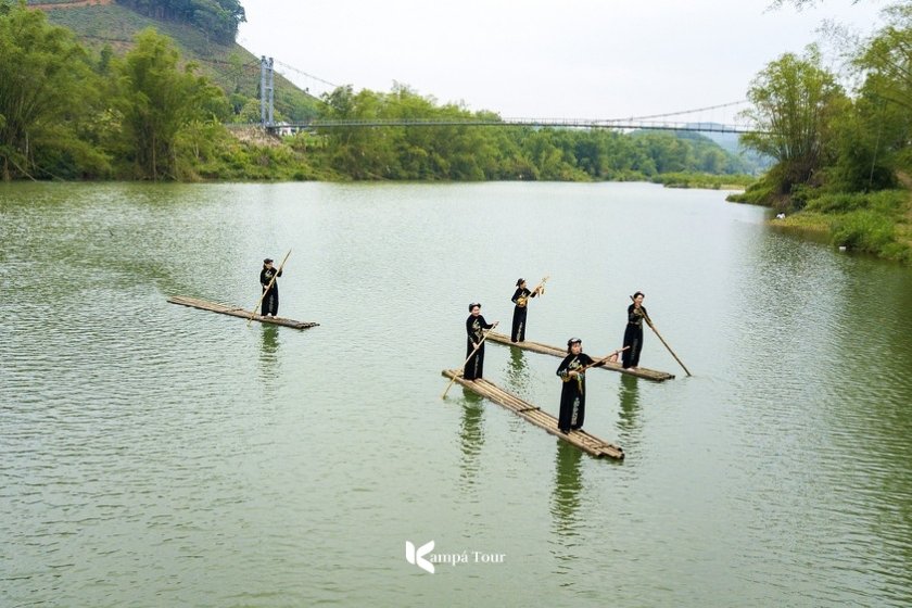 Tay ethnic women paddling bamboo rafts on the Quay Son River in Phong Nam Valley.
