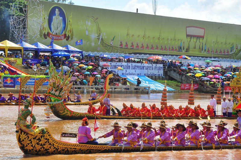 Long boat races in Phichit