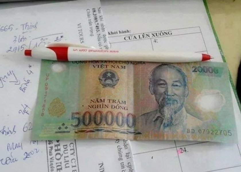 A case of fraud involving combining 20,000 and 500,000 VND banknotes.