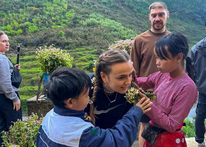 Children are braiding hair for tourists at Tham Ma Pass (Ha Giang)