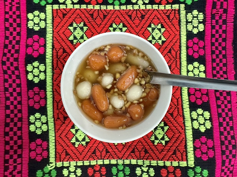 Sui din, a type of cake eaten on the Duanwu Festival and the winter solstice of the Black Lo Lo people