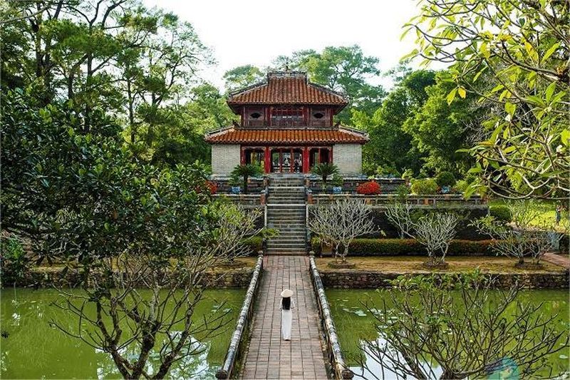 tumbas minh mang en hue vietnam