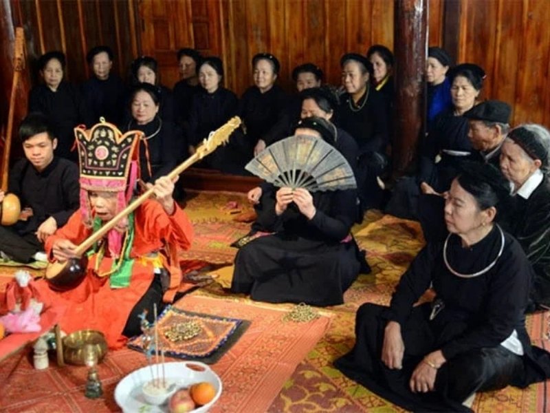 Then singing of the Tay ethnic group