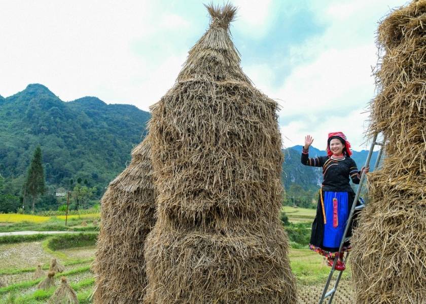 Traditional clothing of the Pu Peo people.
