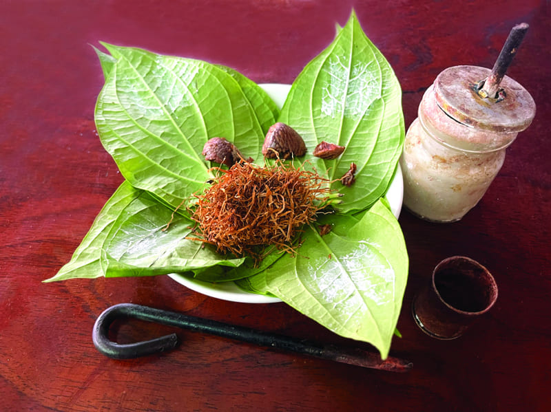 A set of betel chewing