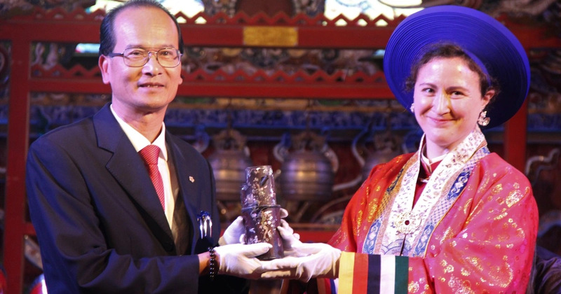 The 5th-generation descendant of King Ham Nghi is presenting the king