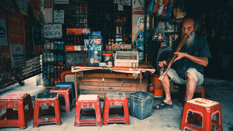 Sidewalk tea shops are the best places to try tobacco like a local