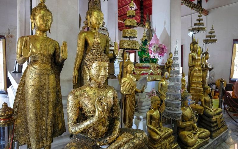 wat arun bangkok - estatuas de buda