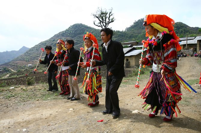 Wedding customs of the Black Lo Lo people