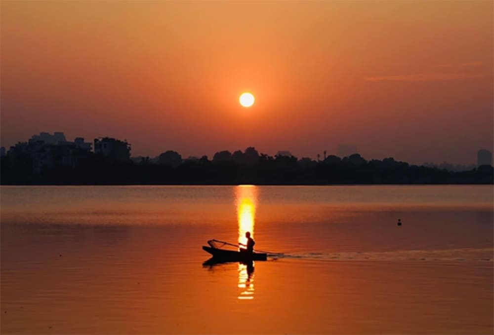 the sunset in tay ho