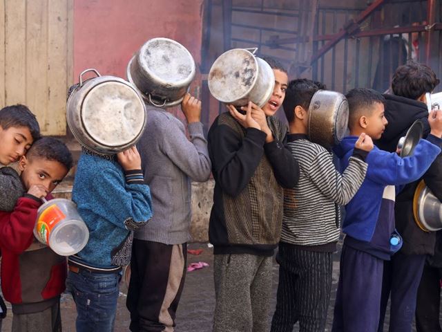 Niños mendigando en campos de refugiados