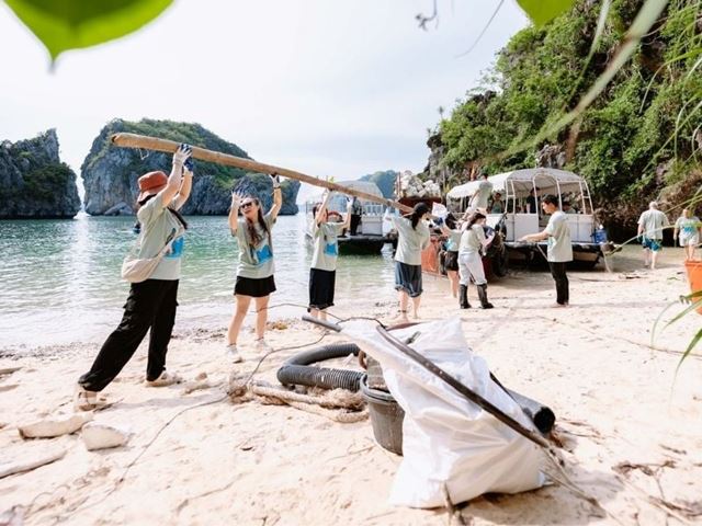 Bajo la dirección de la compañía de barcos Bhaya Cruises, se ha limpiado basura en varias áreas de la bahía