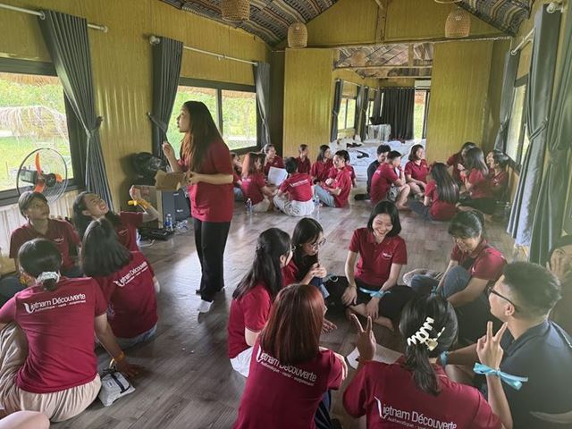 El juego empezó oficialmente con Bingo, con preguntas sobre el interior de la agencia