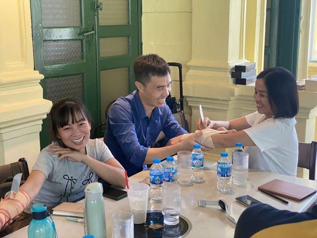 Guías de Kampá Tour practican vendajes para heridas