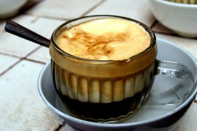 Café con huevo en Hanoi
