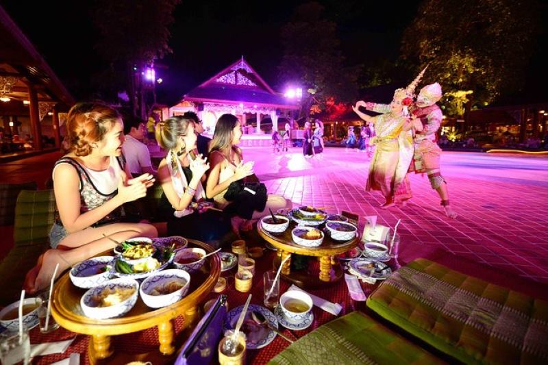 visitors admire the khantoke diner