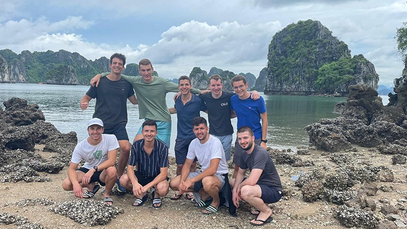 Joly Illian (España) y sus amigos de Singapur