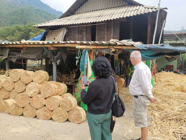 Un pequeño taller de artesanía de una comunidad étnica donde se elaboran objetos de bambú