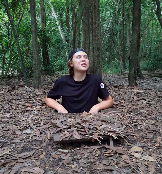 Como un verdadero guerrillero, supera los túneles subterráneos de Cu Chi