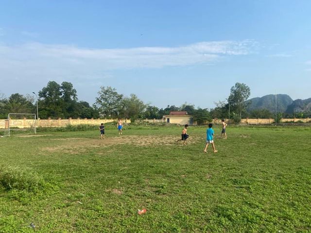 Juega al fútbol con los niños locales en Tam Coc, Ninh Binh