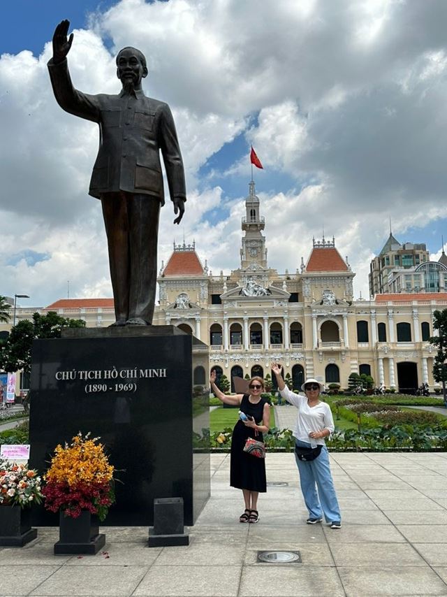 La estatua del ex-presidente vietnamita en el Comité Popular de la ciudad de Ho Chi Minh