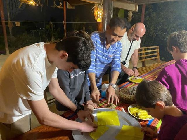 Apreden hacer los rollitos fritos vietnamitas