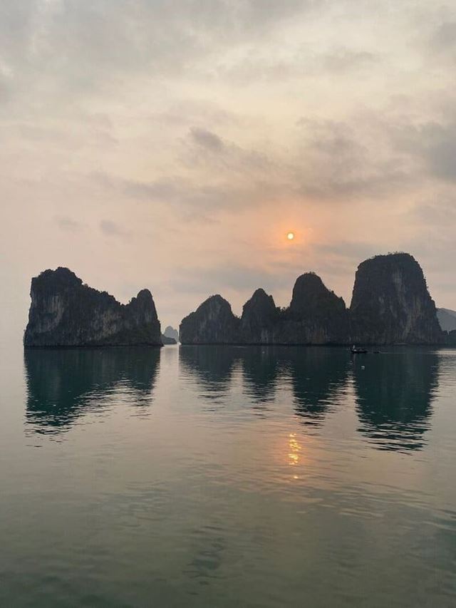 El atardecer en el crucero por la bahía de Halong