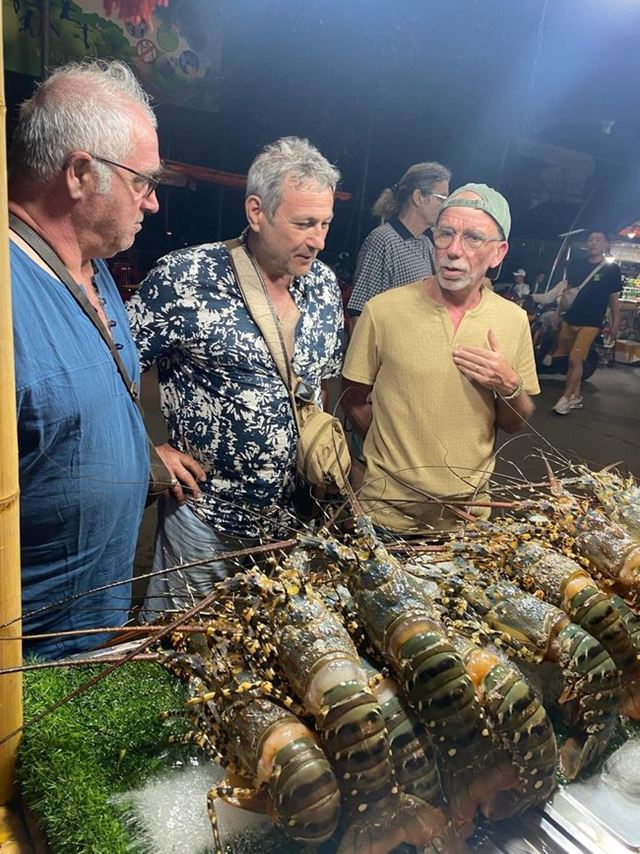 Visitan el mercado nocturno en la ciudad costera