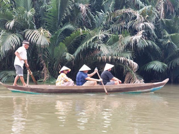Navegar por los canales que se adentran en los bosques de manglares