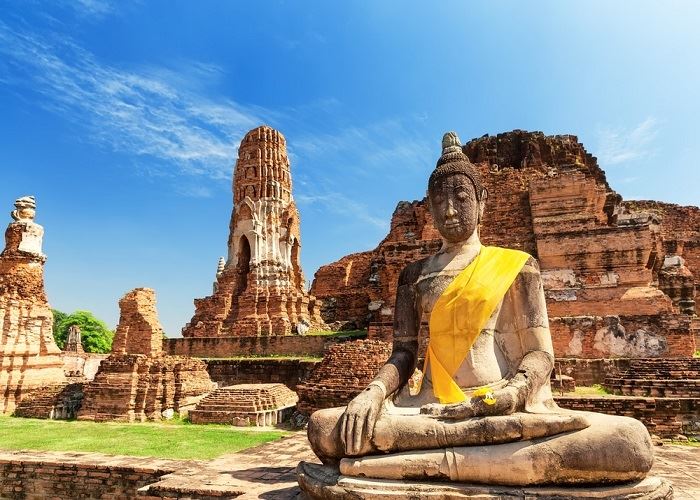 Golden light bathes Ayutthayas Wat Mahathat, a symbol of spiritual tranquility.