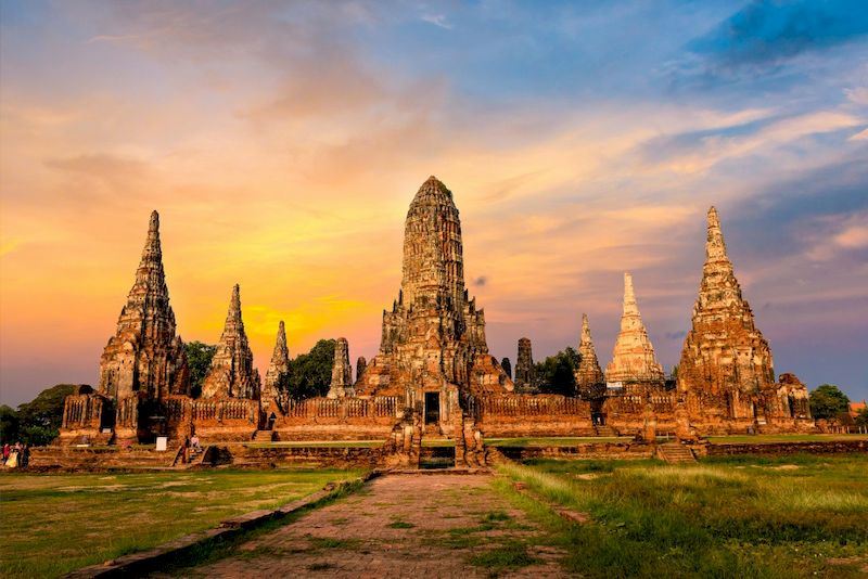 Belleza tranquila bajo la luz del atardecer en un templo de Ayutthaya