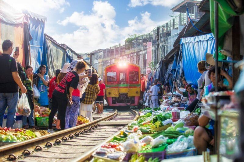 El mercado del tren Maeklong, donde los comerciantes recogen sus mercancías justo antes de que el tren atraviese el mercado