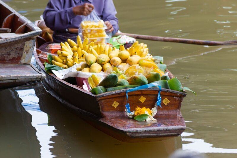¿Quieres descubrir la vida cotidiana en los mercados flotantes en Tailandia?