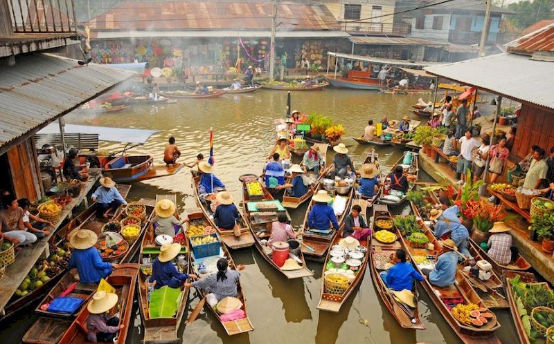 El mercado flotante Damnoen Saduak es el mercado flotante más antiguo de Tailandia, a unos 100 km de Bangkok.