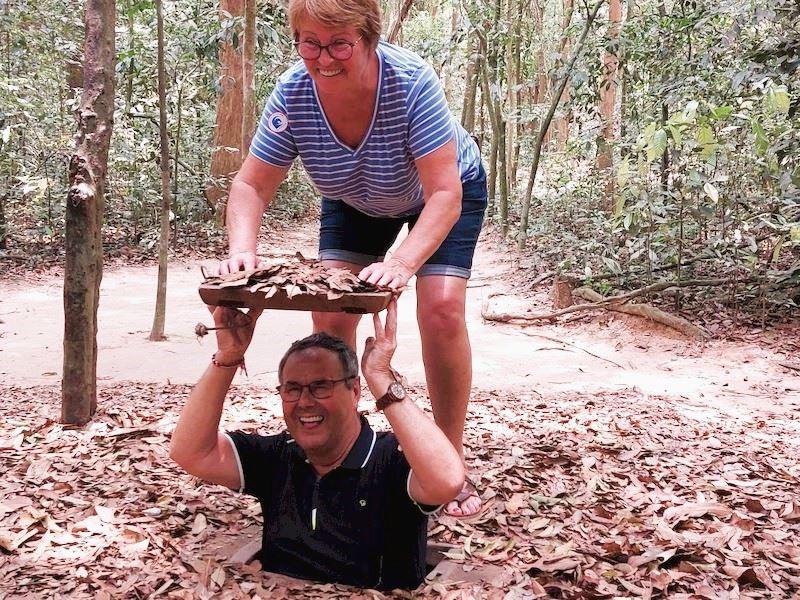 Nuestros queridos viajeros en los tuneles de Cu Chi, un sitio historial muy famoso en el Sur de Vietnam