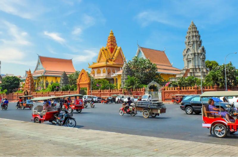Visita los sitios más famosos en Phnom Penh o Nom Pen, como el templo budista, el Palacio Real,...