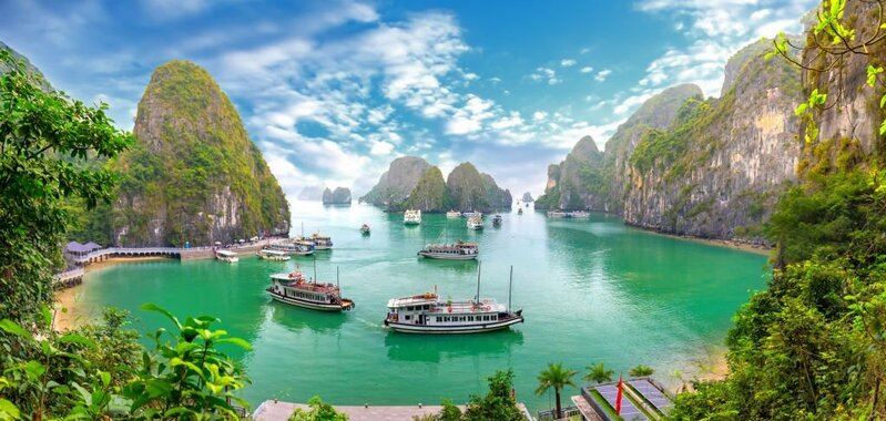 Halong Bay, one of the 7 beautiful bays in the world