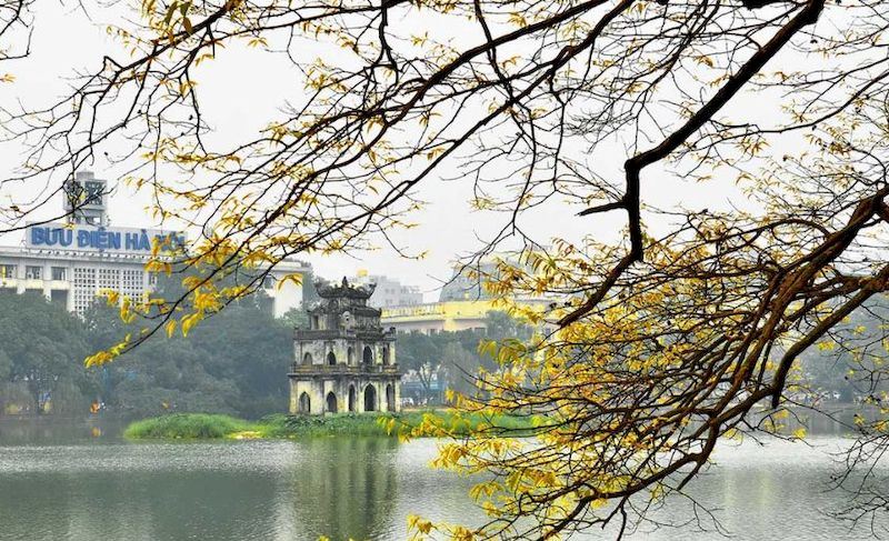 El lago de Hoan Kiem en el centro de Hanói