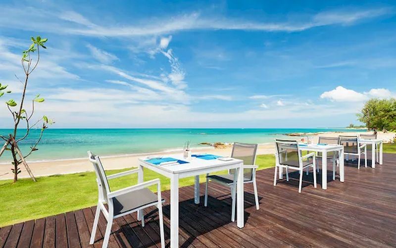 Un resort con vistas a la playa en Phuket