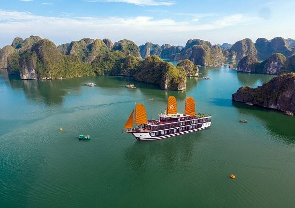 Ha Long Bays breathtaking panorama 