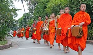 Monjes piden limosna en las calles de Laos