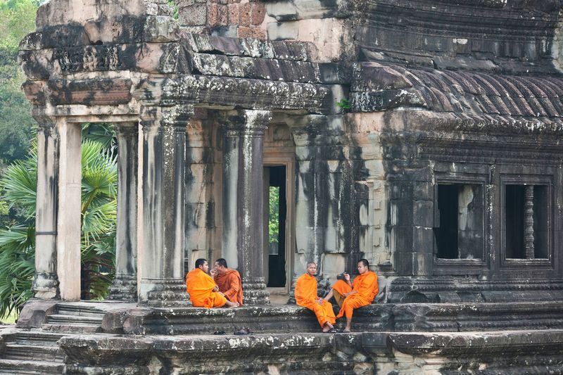 Monjes en un templo de Angkor